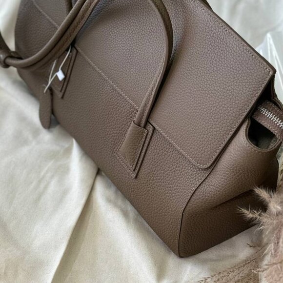 Prestige Tote – Elegance in Every Detail - Picture 6 of 10